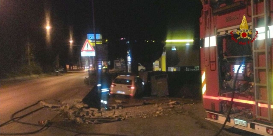 Ancona, un'automobile finisce contro centralina del gas provocando grossa perdita
