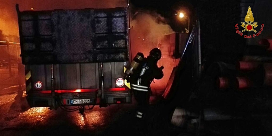 La Spezia, in fiamme un automezzo di una ditta privata