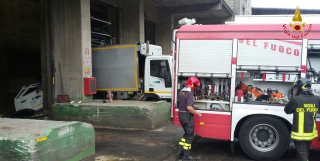 Reggio Calabria, incidente ad un autocompattatore in impianto smaltimento rifiuti