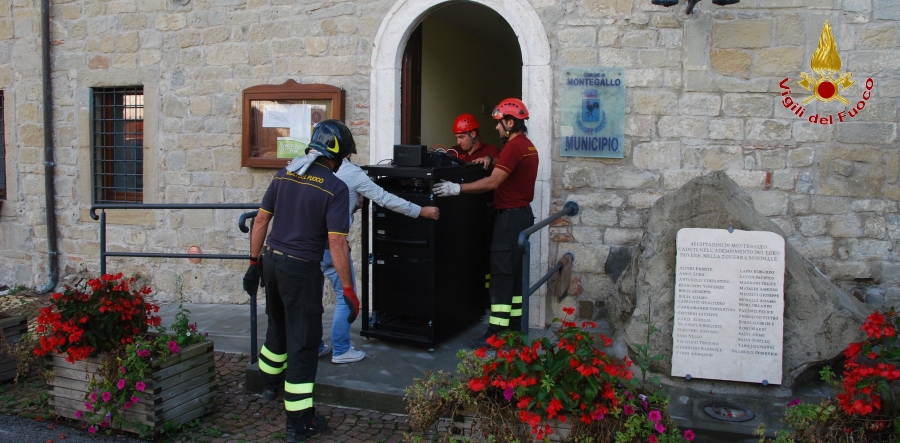 Post terremoto, recupero materiale informatico dagli uffici del comune di Montegallo