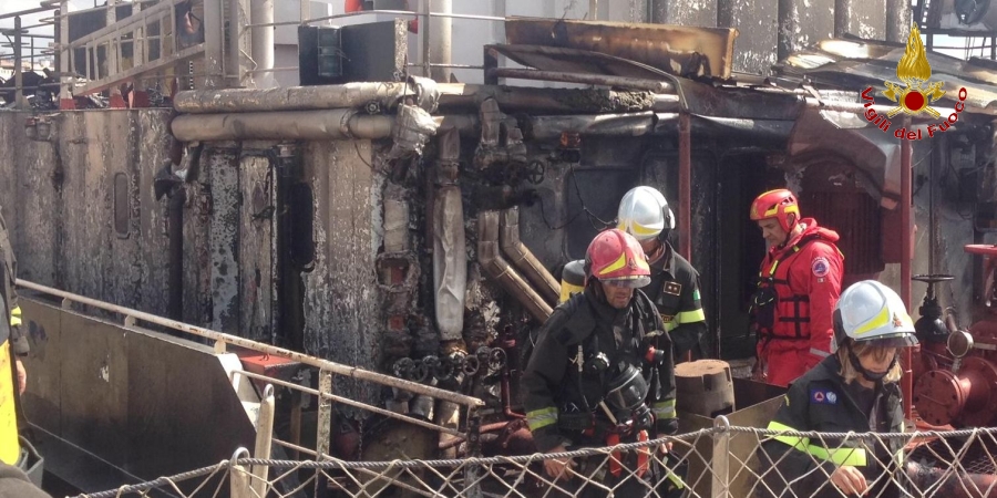 Taranto, incendio a bordo di una bettolina ancorata nel porto