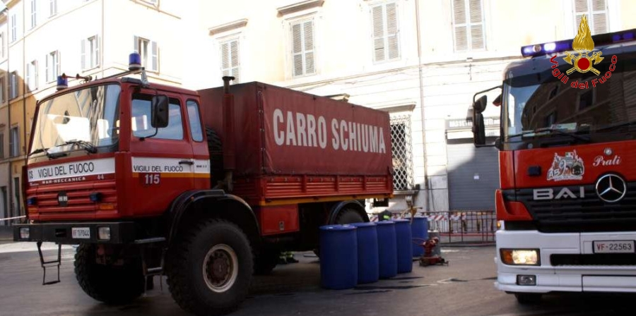 Roma,  incendio in un magazzino tessile