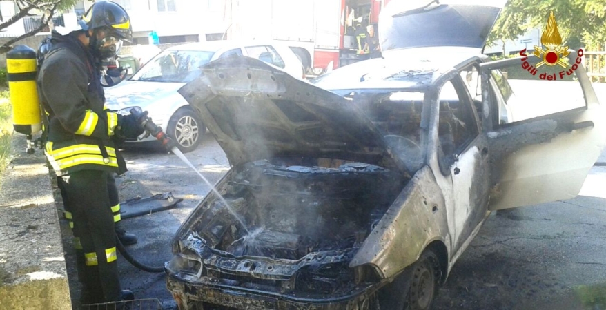 Ancona, incendio utilitaria alimentata a metano