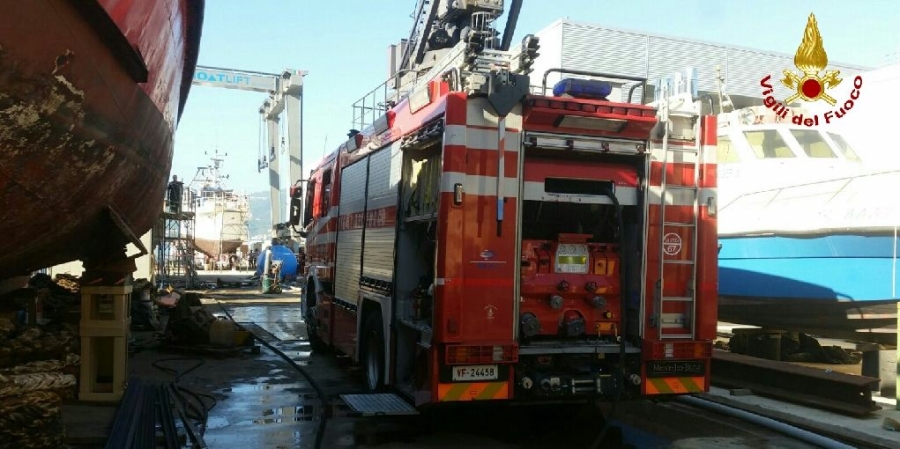 La Spezia, incendio a bordo di un rimorchiatore nei cantieri navali