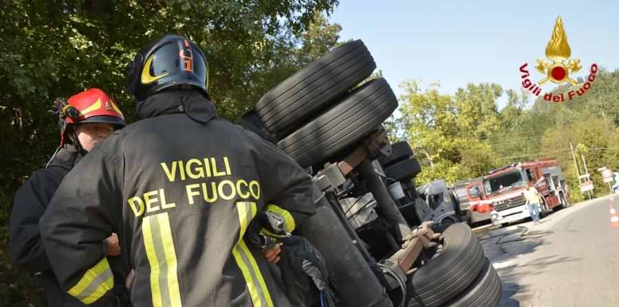 Bologna, incidente stradale con ribaltamento autotreno che trasportava sostanze pericolose