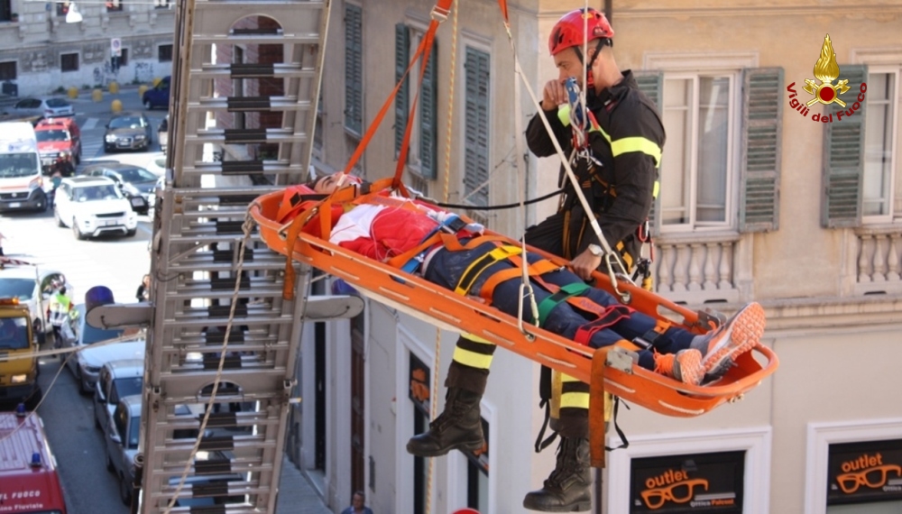 Teramo, esercitazione nella scuola secondaria di 1° grado "Savin"