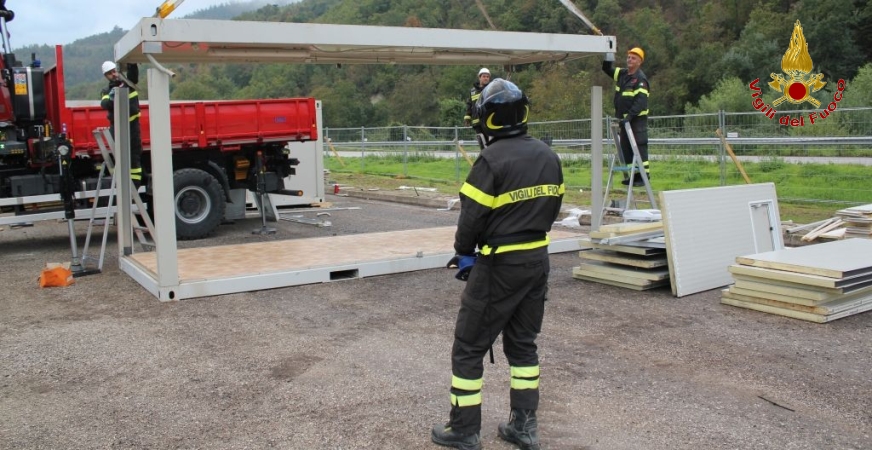 Ascoli Piceno, allestito campo base invernale e iniziato montaggio primi moduli abitativi ad Arquata del Tronto