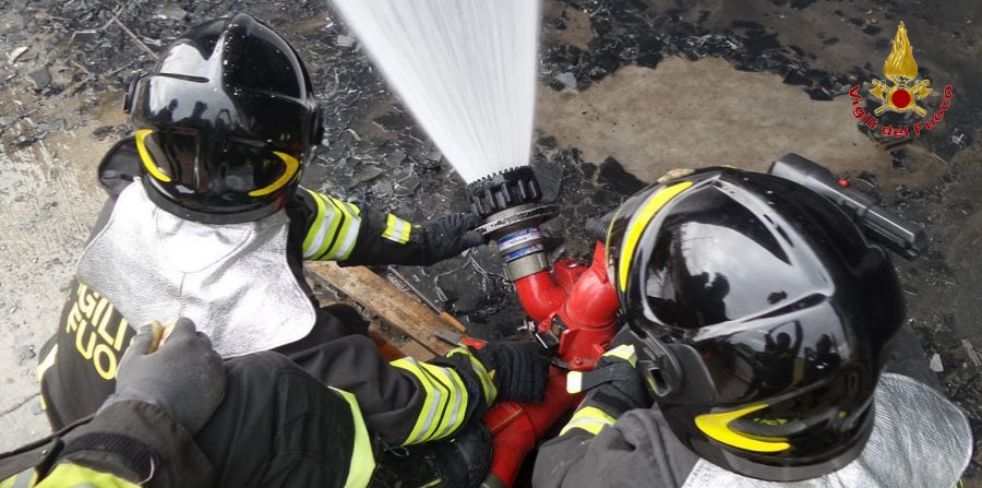 Padova, incendio all'interno di un un'azienda per la lucidatura dei mobili