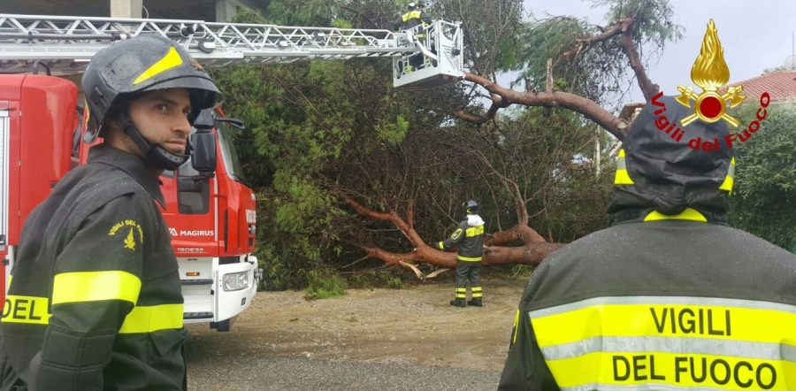 Crotone,  tromba d'aria si abbatte sulla città e in provincia