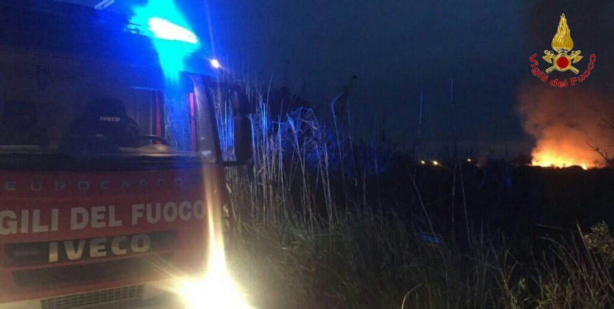 Lecce, fiamme in un canneto nel comune di Porto Cesareo