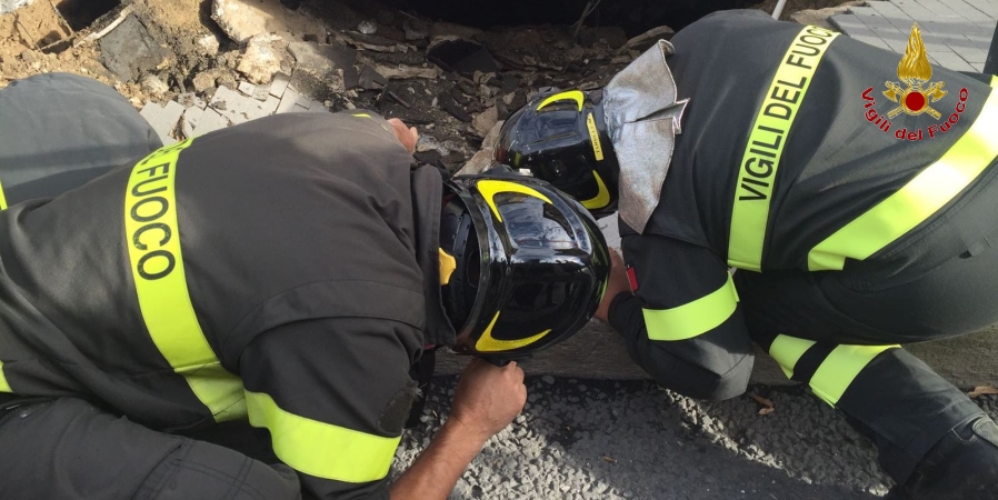 Terni, profonda voragine nella superfice del manto stradale