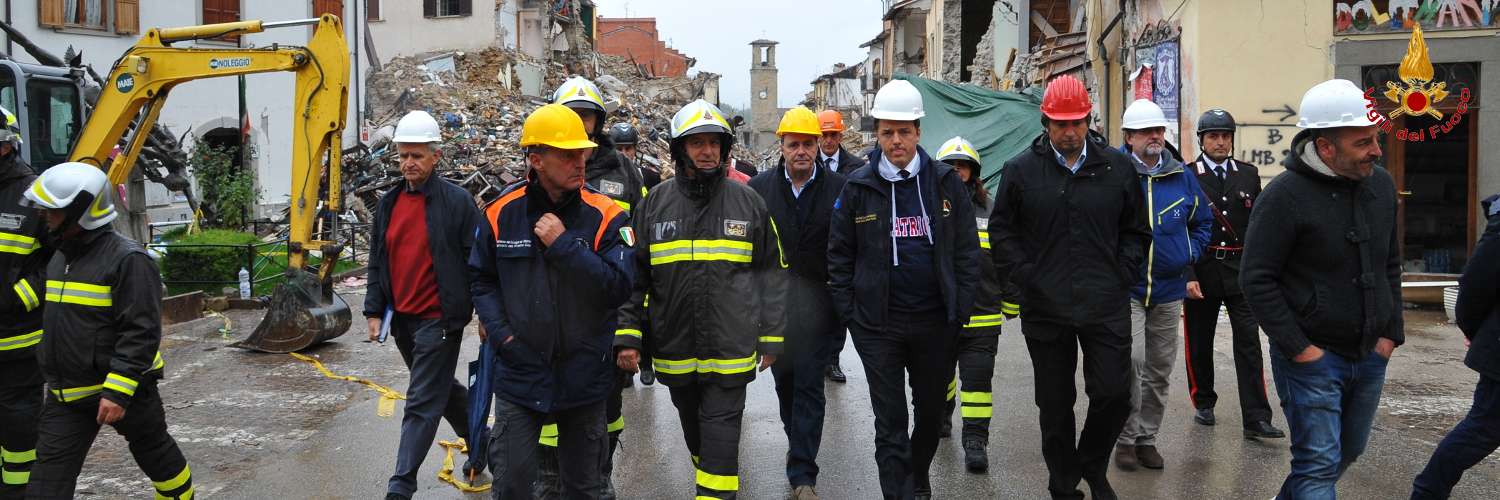 Il presidente del Consiglio Matteo Renzi in visita nei luoghi colpiti dal sisma