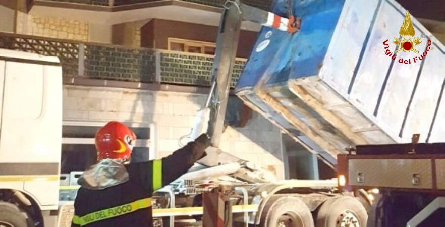 Ancona, un autocarro perde un cassone contenente materiale edile