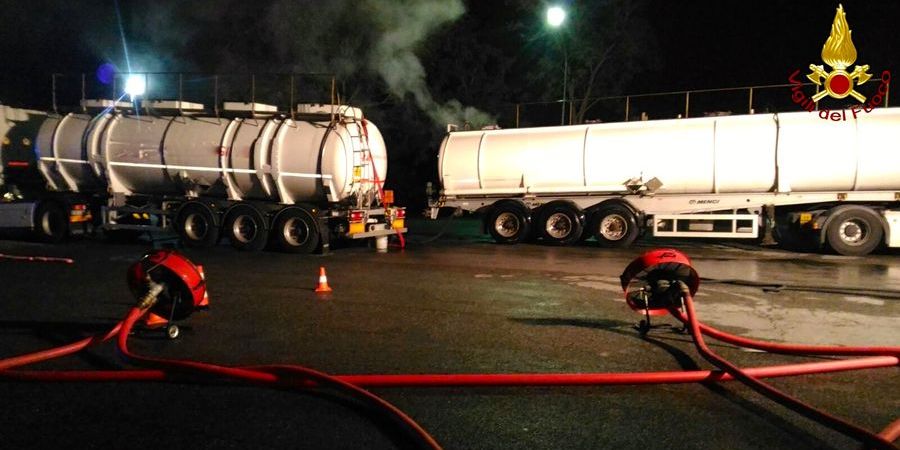 Perugia, messa in sicurezza di un'autocisterna e travaso di acido cloridrico