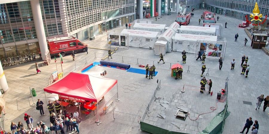 Milano, al via la manifestazione "Vigili del Fuoco con noi"