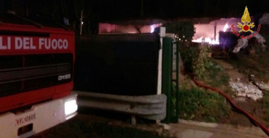 Messina, incendio in un capannone edile