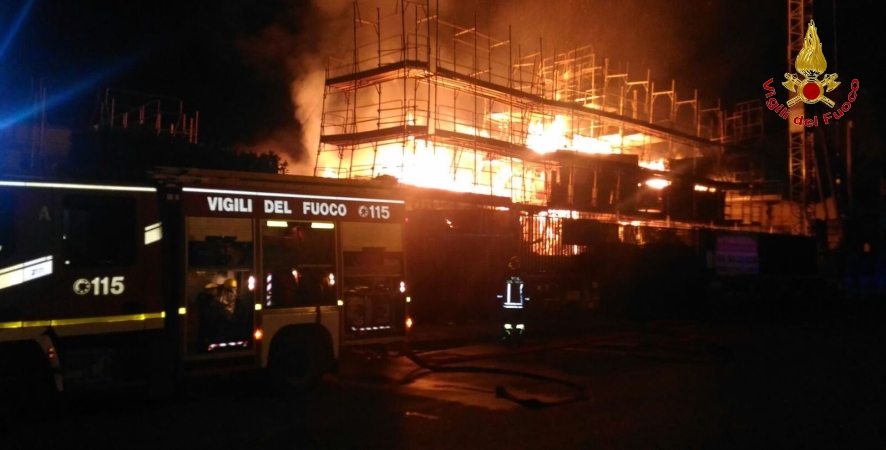 Roma, incendio in una struttura ecosotenibile in legno