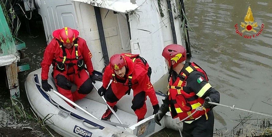 Padova, recuperato un autocarro finito in acqua e salvato il conducente