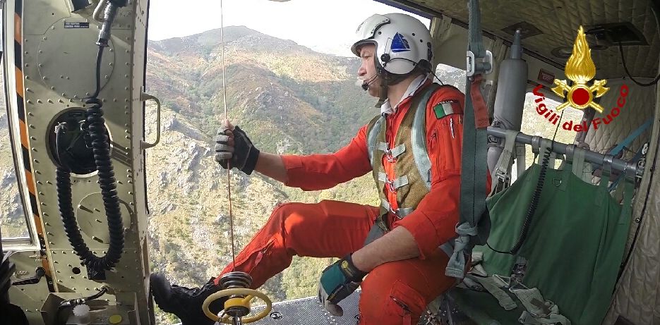 Genova, attività addestrativa del reparto volo e soccorso ad una donna ferita