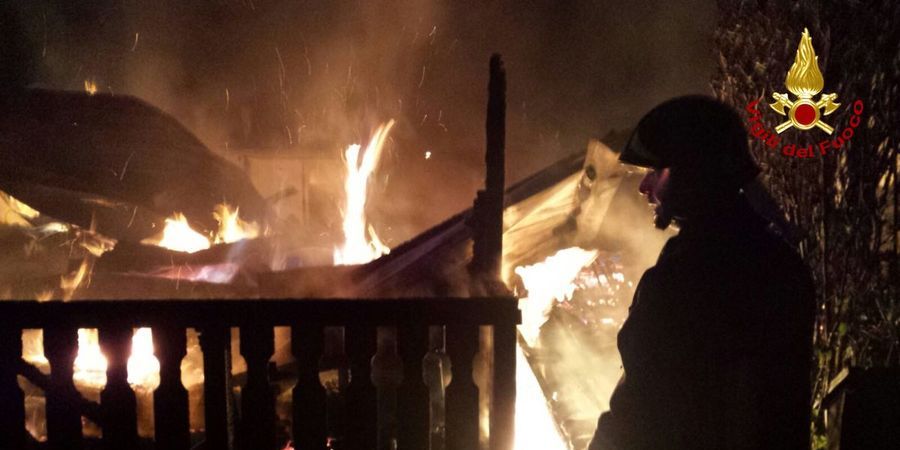 Torino, vasto incendio in un campeggio