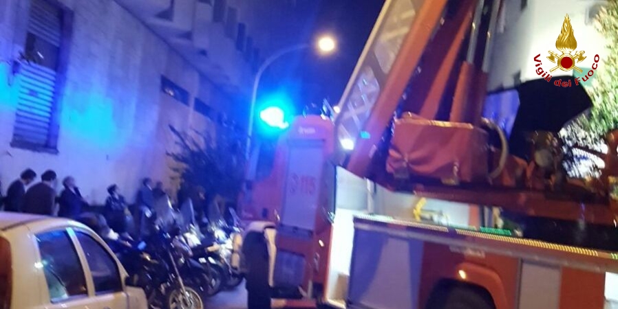Roma, incendio in un appartamento seminterrato