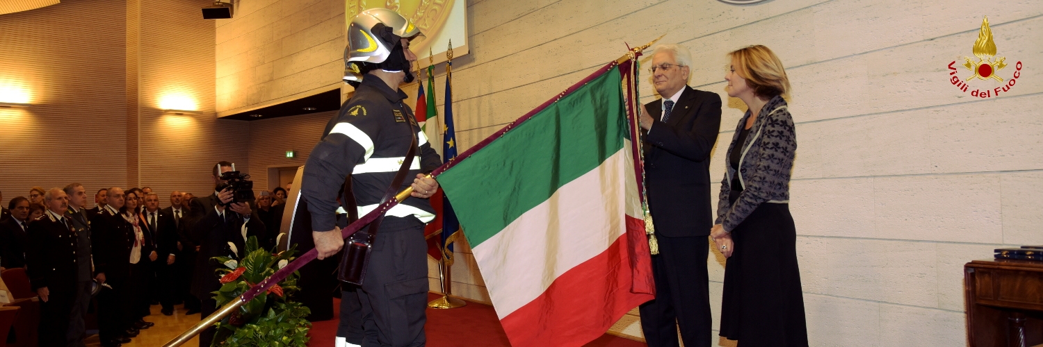 Il Presidente della Repubblica, Sergio Mattarella consegna la medaglia d'oro alla bandiera dei Vigili del Fuoco