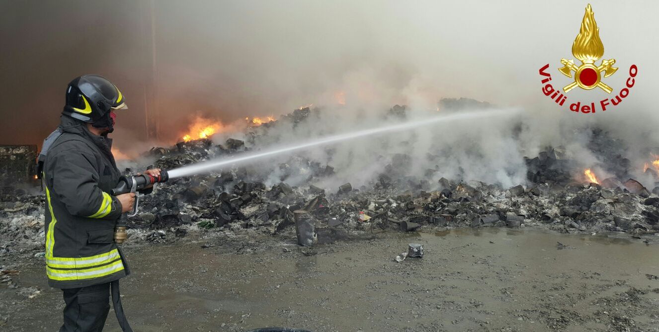 Crotone, incdendio in una discarica del comune di San Mauro Marchesato