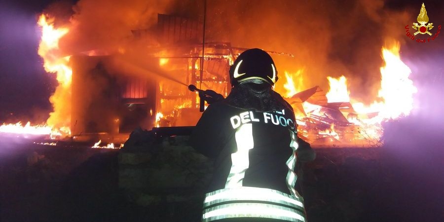 Belluno, vasto incendio a Valdart