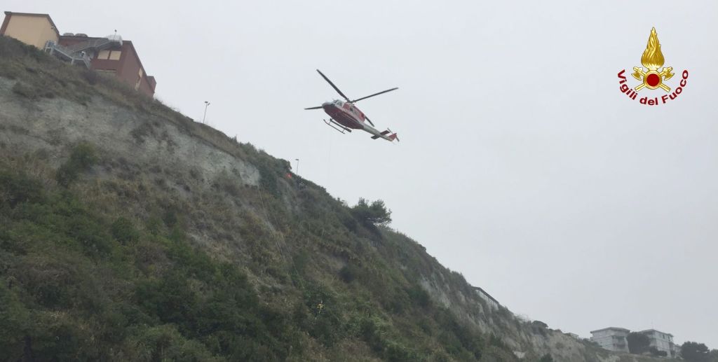 Ancona, soccorso un giovane fotografo caduto da una rupe