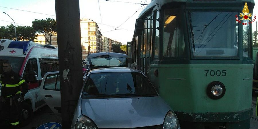 Roma, incidente tra auto e tram