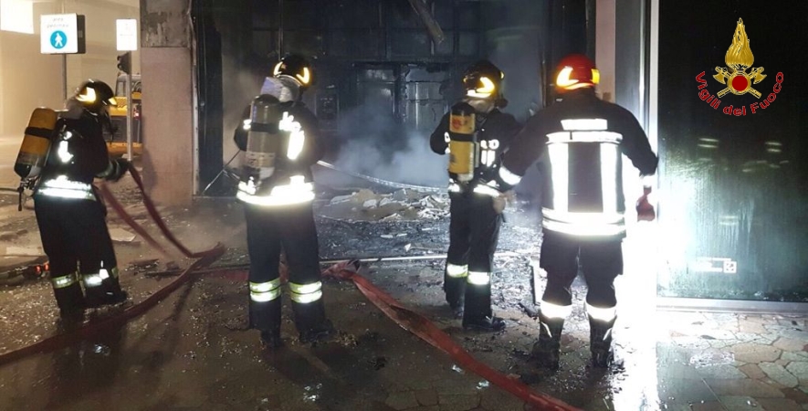 Milano, incendio di un bancomat in pieno centro