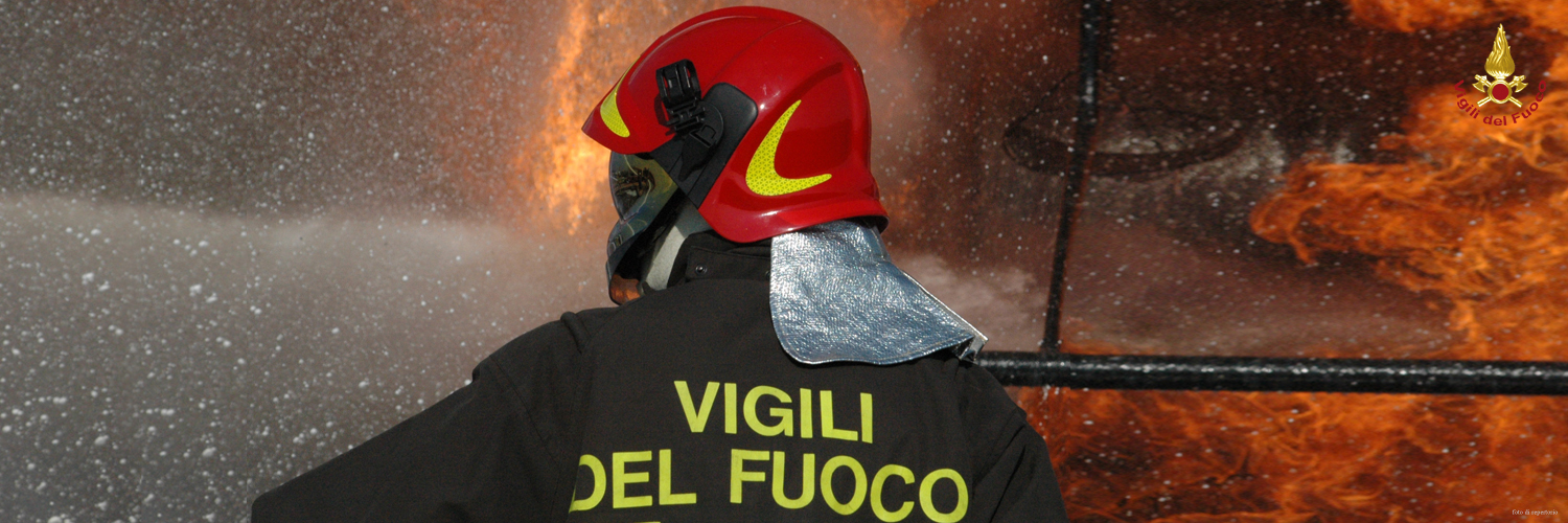 Roma, incendio in una palazzina: i Vigili del Fuoco salvano tre persone