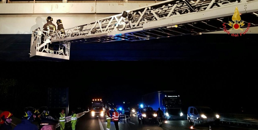 Brescia, intervento in "A-4" per distacco calcinacci da un cavalcavia