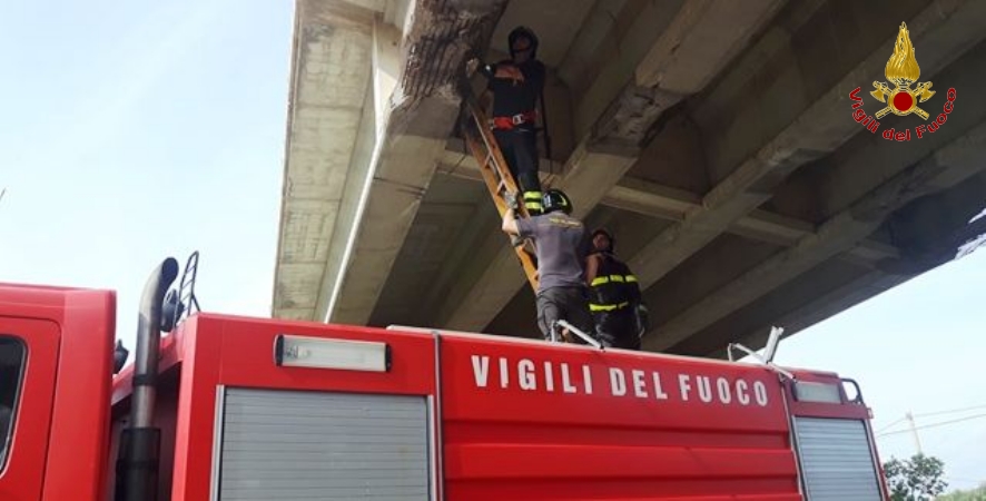 Trapani, sopralluogo dei Vigili del Fuoco al sovrappasso della strada a scorrimento veloce Birgi-Marsala