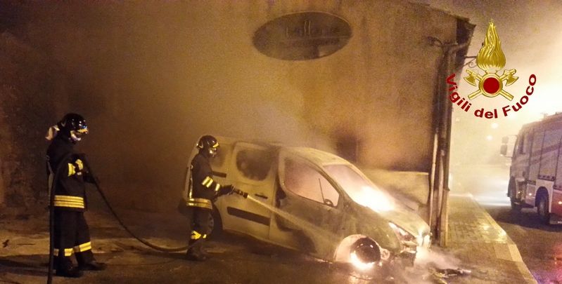 Crotone, incendio autovettura nel comune di Isola Capo Rizzuto
