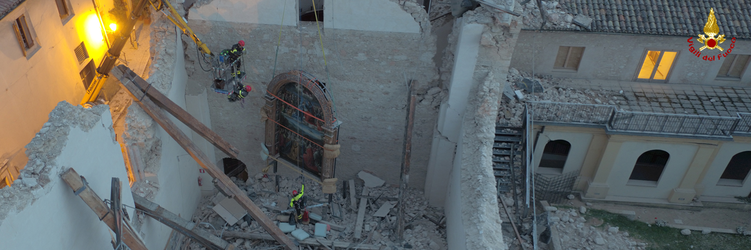 Perugia, i Vigili del Fuoco hanno effettuato il recupero della Pala dell'Altare di Jacopo Siculo a Norcia