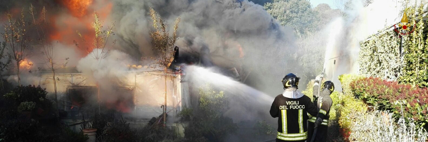 Roma, vasto incendio all'interno di un vivaio nel comune di Genzano