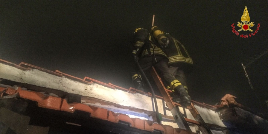 Roma, incendio di un sottotetto nella zona di Acilia alla periferia sud della città