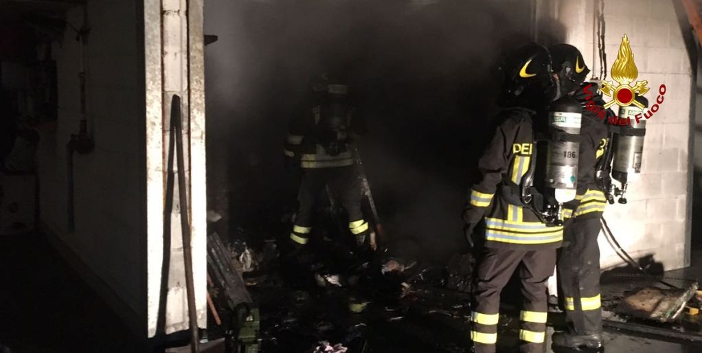 Ancona, incendio all'interno di un garage