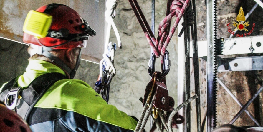 Cagliari, esercitazione Saf (Speleo Alpino Fluviale) all'interno di un complesso minerario