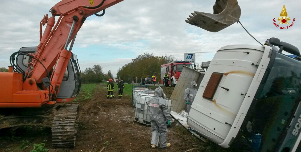 Verona, un autocarro che trasportava sostanze chimiche si é rovesciato sulla SS.500