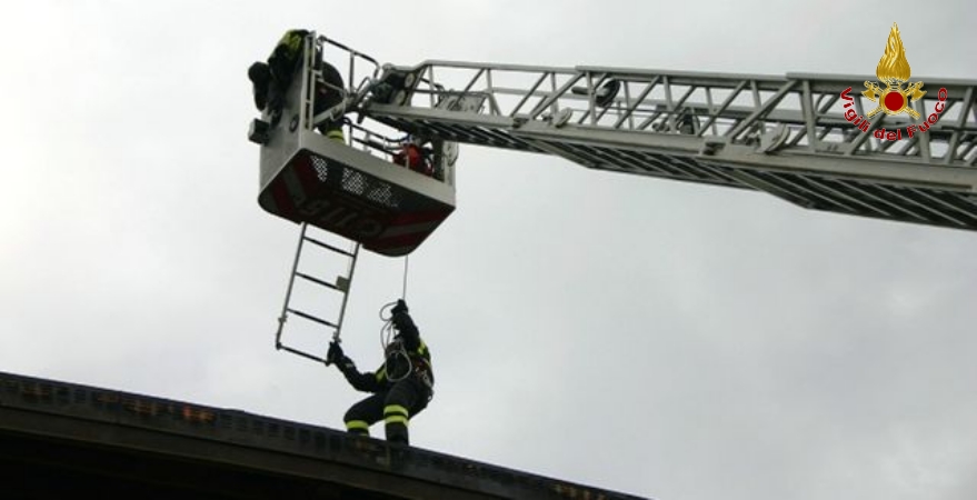 Arezzo, incendio del tetto in un condominio nel comune di Sovicille