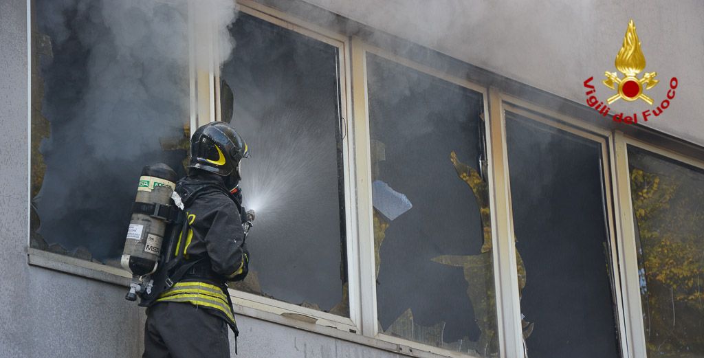 Bologna, incendio in un capannone dismesso