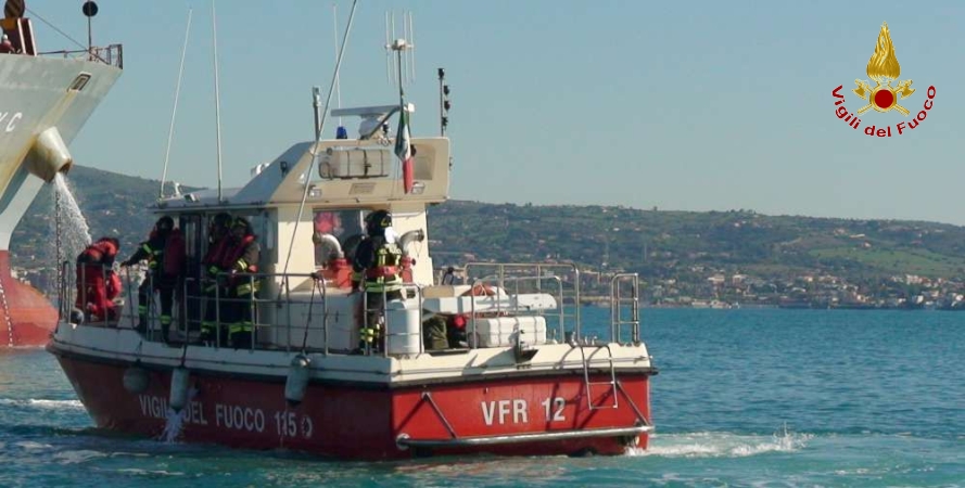 Roma, esercitazione antincendio nella rada del porto di Civitavecchia