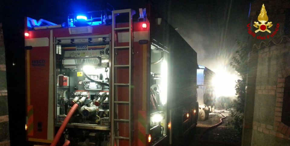 Verona, incendio di un garage contenente trattori ed attrezzi agricoli