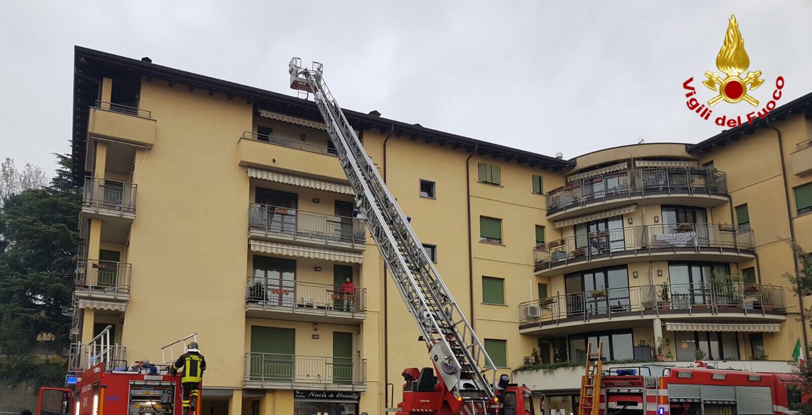 Varese, incendio di un tetto in un condominio