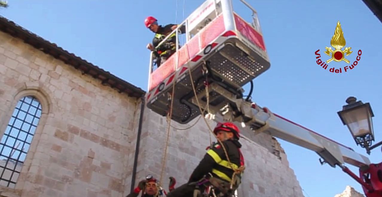 Perugia, rimossa una trave dalla chiesa di San Francesco a Norcia