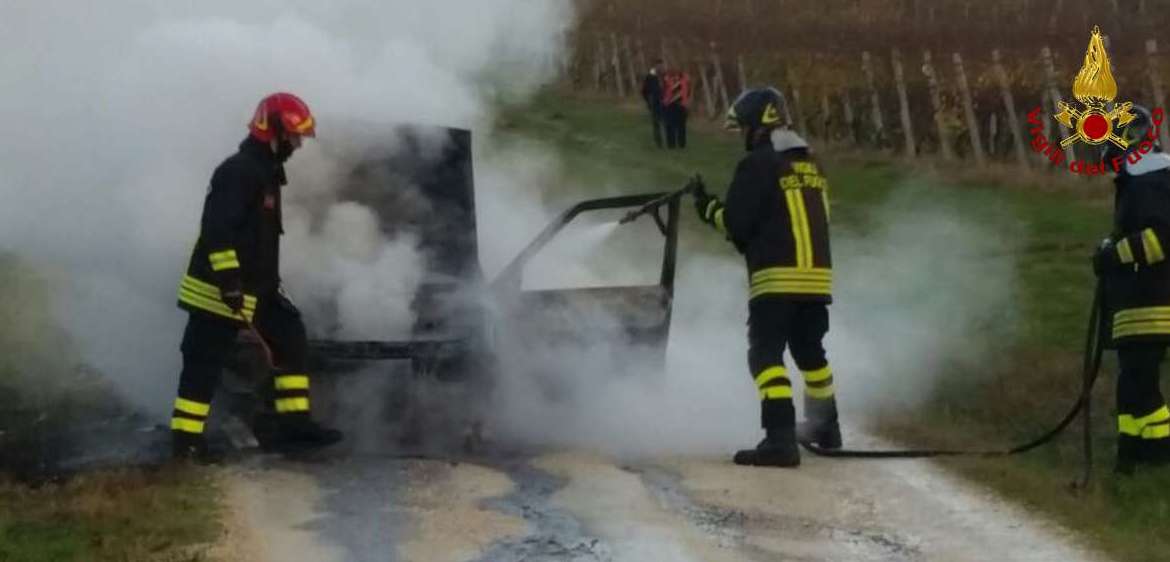 Ancona, incendio auto a San Paolo di Jesi