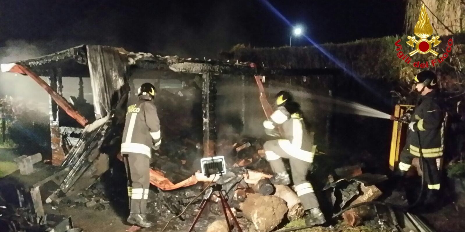 Varese, incendio in una legnaia nel comune di Ranco