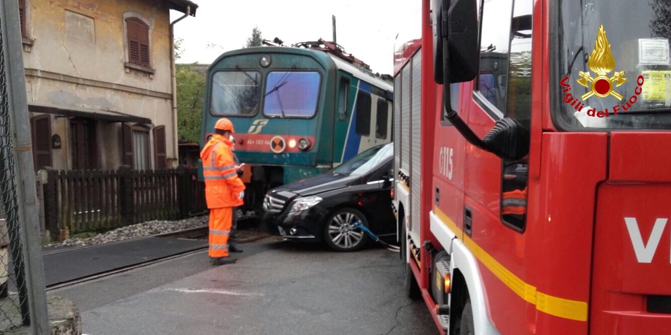 Varese, incidente ferroviario ad un passaggio a livello